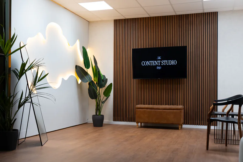 Alquiler estudio contenido Sevilla - Iluminación LED ajustable para fotografía comercial y branding
