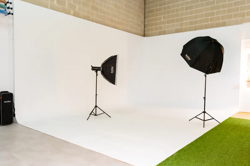 Ciclorama profesional 6x4m alquiler Sevilla - Estudio fotográfico con iluminación LED para moda, producto y video