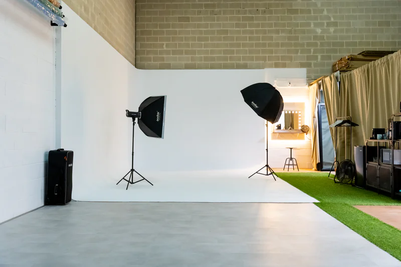 Alquiler plató fotográfico Sevilla - Setup profesional con trípodes y equipos de iluminación LED incluidos